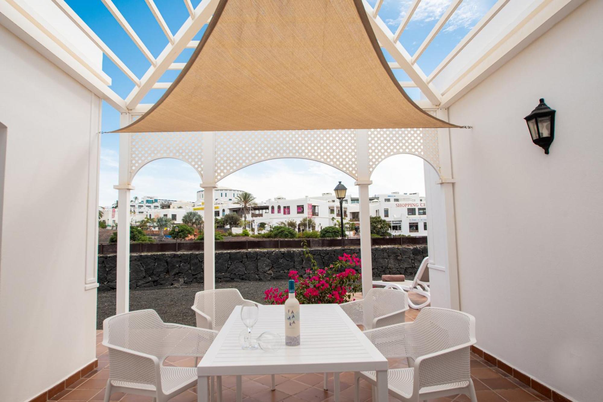 Apartamentos Livvo Coloradamar Playa Blanca  Exterior photo